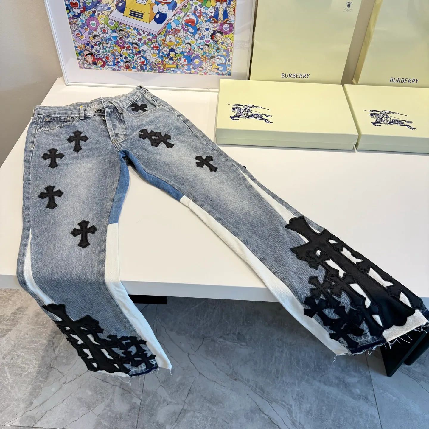 P290 model number: D446 GALLERY DEPT & Chrome hearts. Multi-leather black leather cross loose washed blue flared jeans. It truly restores the ultimate vintage texture. The original hardware accessories, washed and other elevators, and the QR code analysis are all purchased from the original factory. The degree of restoration is high. You are welcome to compare the products~ Three-dimensional version. Loose and comfortable, not picky about the figure. Makes taller and slimmer. Factory Seiko. Original factory quality control. Same style for men and women. Can be matched with couples. Versatile recommendation. Jeans that are a must-have for all seasons. Trendy people have been disappointed. From the quality selection of fabrics, the tailoring of details, and the matching of patterns, they are all impeccable! The upper body is so handsome when worn...it can be easily worn by men, women and children! The craftsmanship is made of heavy-duty washed pure cotton denim fabric. After washing, it is soft and thick. It is very stylish when worn. Size: 28, 30, 32, 34, 36 (S-XXL) Color: Stitching Size reference # 28 trouser length 100 waist 72 30 trouser length 102 waist 76 32 trouser length 104 waist 80 34 trouser length 106 waist 84 36 pants length 108 waist circumference 88